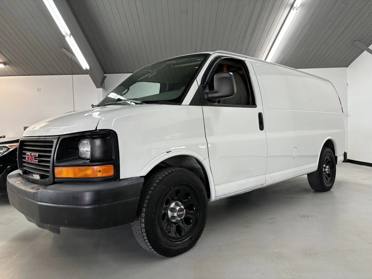 2010 GMC G15 RWD 1500 135" Main Image