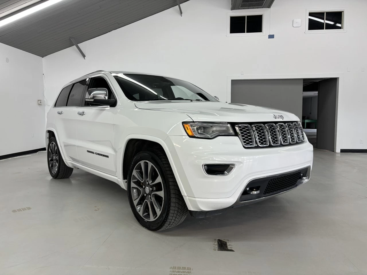 2017 Jeep Grand Cherokee Overland Main Image