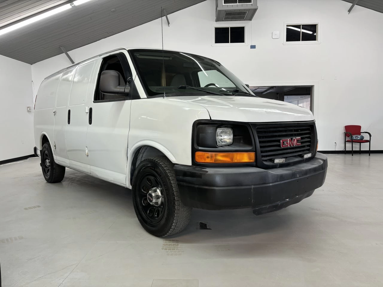 2010 GMC G15 RWD 1500 135" Main Image